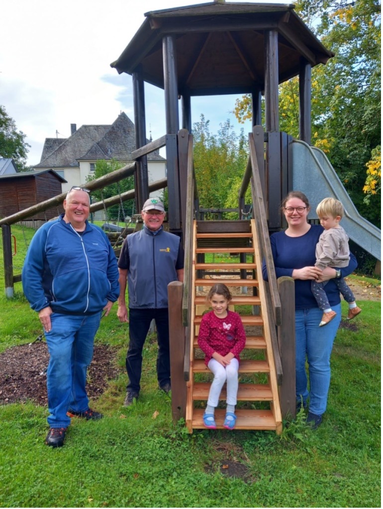 Kindergarten Arzbach: Verkehrsverein reparierte Kletterturm fachmännisch